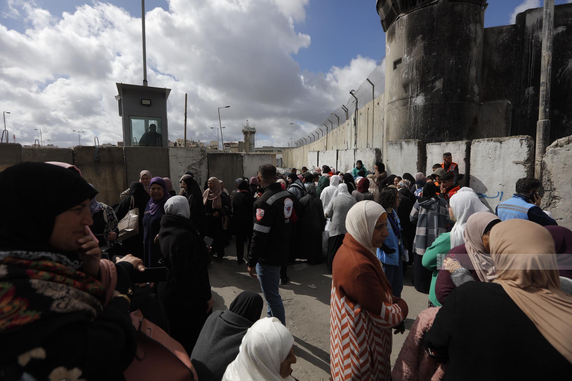 الاحتلال يشدد من إجراءاته على الحواجز المحيطة بالقدس ويحول دون وصول آلاف المصلين إلى الأقصى (عدسة: حمزة شلش/ وفا- حاجز قلنديا العسكري)